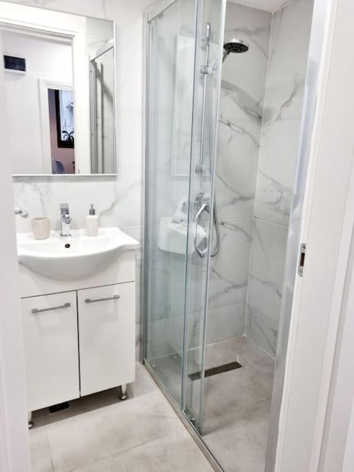 Cozy Apartment Near City Center Bucharest Luaran gambar